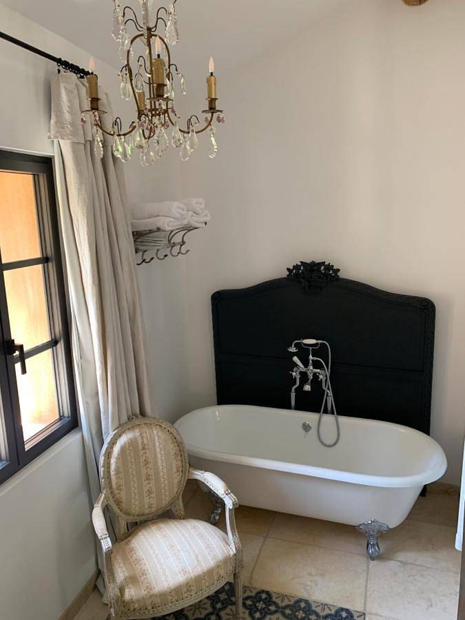 Location de vacances pour 2 personnes, avec vue ainsi que piscine et jardin à Ansouis - 3