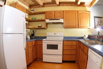 Log Cabin for 8 Guests in Ozark Mountains, Missouri, Picture 4