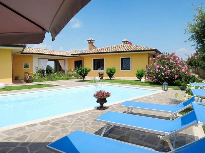 Casa vacanza per 10 persone, con terrazza e giardino nonché piscina in Marta