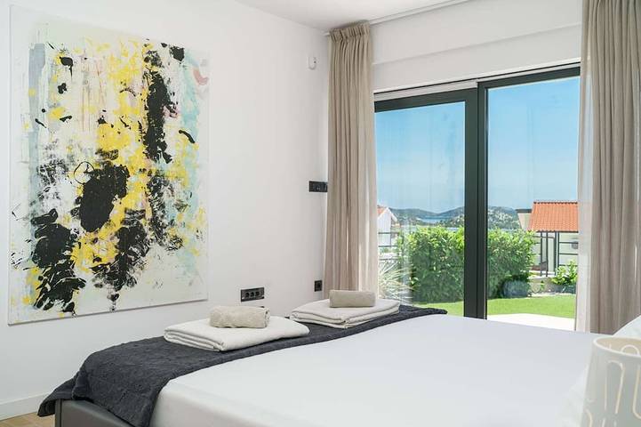 Villa pour 8 personnes, avec jacuzzi ainsi que balcon et jardin à Tribunj - 3