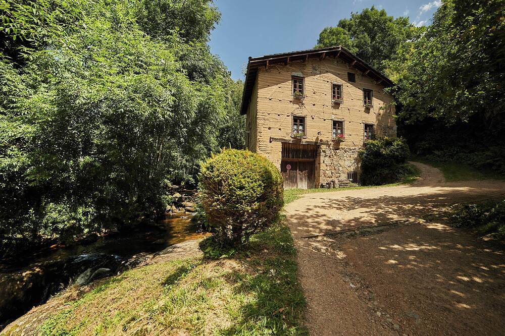 Moulin en pisé au bord du torrent - A proximité du lac d'Aubusson - classé 3 * in Augerolles, Région de Thiers