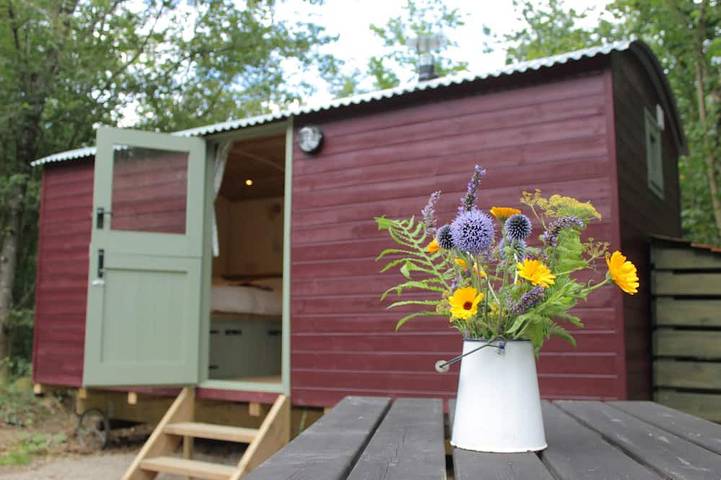 Glamping for 2 people, with hot tub, with pets in Shropshire