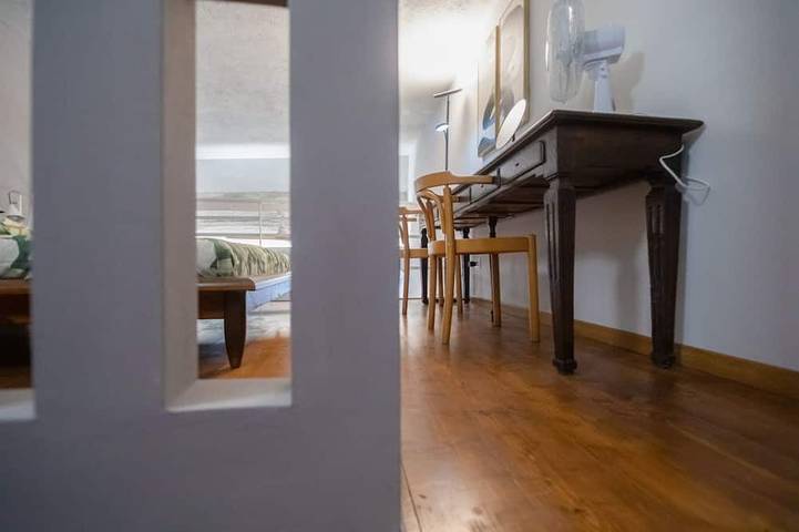 Ganze Wohnung, Gemütliche Zwei-Zimmer-Wohnung im Herzen der Altstadt von Arona, 100 m vom See entferntCasa degli Specchi befindet sich im malerischen historischen Zentrum von Arona, nur 100 Meter vom Ufer des Lago Maggiore entfernt. Die ideale Lage, um die Stadt zu Fu in Arona (Lago Maggiore), Arona Gemeinde