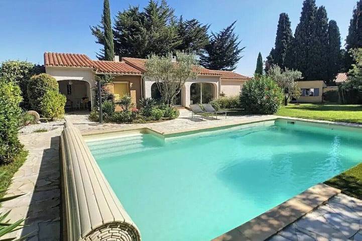 Gîte pour 3 personnes, avec terrasse et piscine ainsi que jacuzzi et jardin