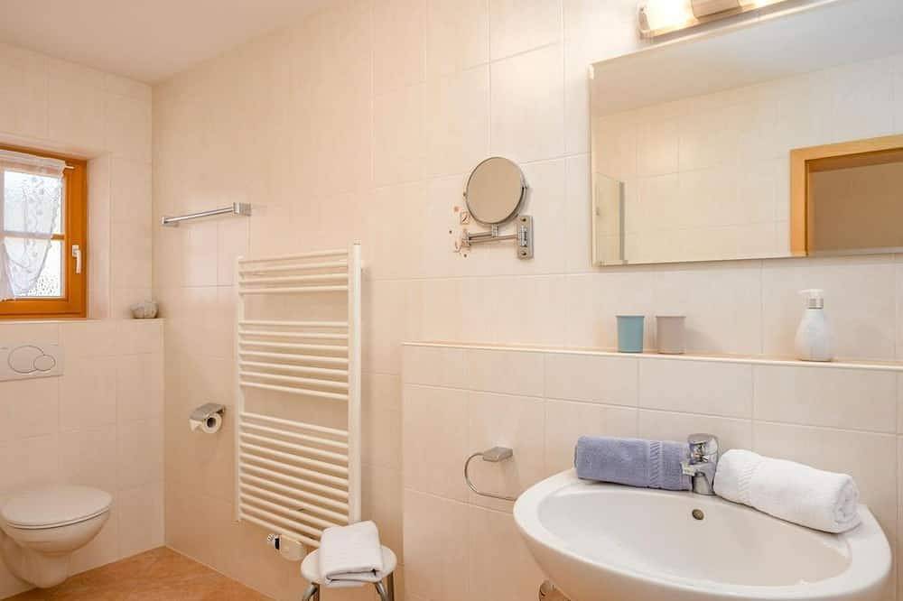 Ganze Wohnung, \"Wetterstein\" - Fewo/1 Schlafraum/Bad, Wc - Alpensonne, Ferienhaus in Mittenwald, Bayerische Alpen