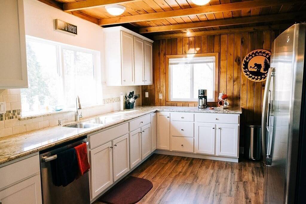 Al fresco dining with lake views, close to Yosemite, walk to lake, foosball in Bass Lake