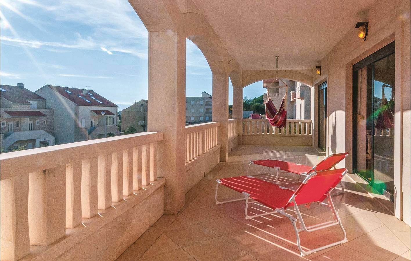 Ganze Ferienwohnung, Modernes Apartment, 1 km vom Strand entfernt, mit WLAN, Klimaanlage, Parkplatz und Terrasse in Bol, Brac
