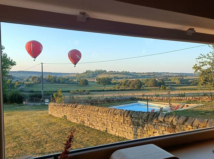 Gîte pour 8 personnes, avec jardin ainsi que terrasse et piscine