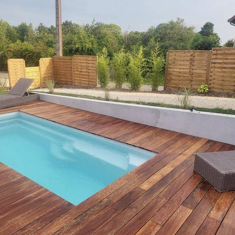 Côté Piscine in La Chapelle-Saint-Sauveur, Région de Louhans