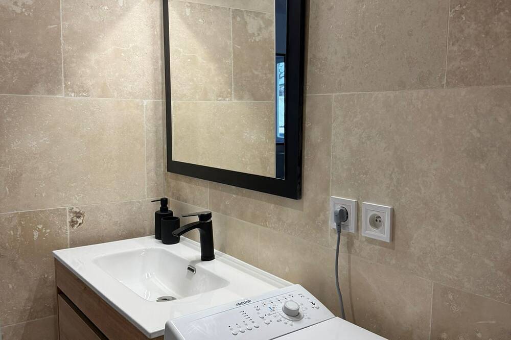 Entire apartment, Le prestige - Charming new T2 with terrace. in Évreux, Évreux region