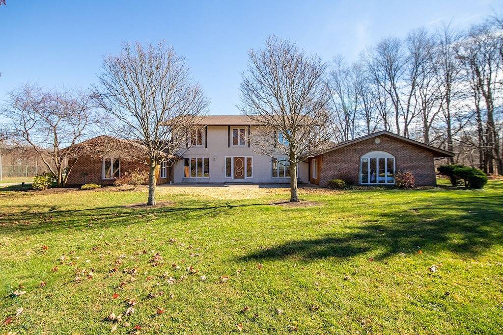 Cheerful Family Manor- Sleeps 25 w/hot tub and private pool in Amish Country in Geauga County