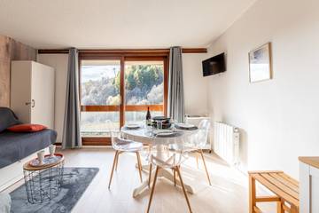 Gîte pour 4 personnes, avec piscine et balcon dans Le Corbier