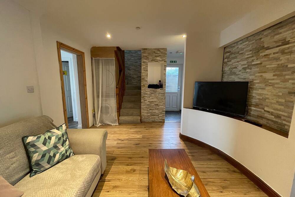 4-Bed Barnwell Retreat- Sleeps 9, Garden & Parking in Stevenage, Hertfordshire