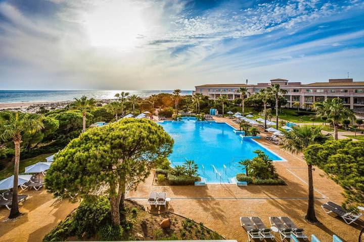 Hôtel pour 3 personnes, avec Jacuzzi et Terrasse ainsi que Jardin et Piscine dans Novo Sancti Petri
