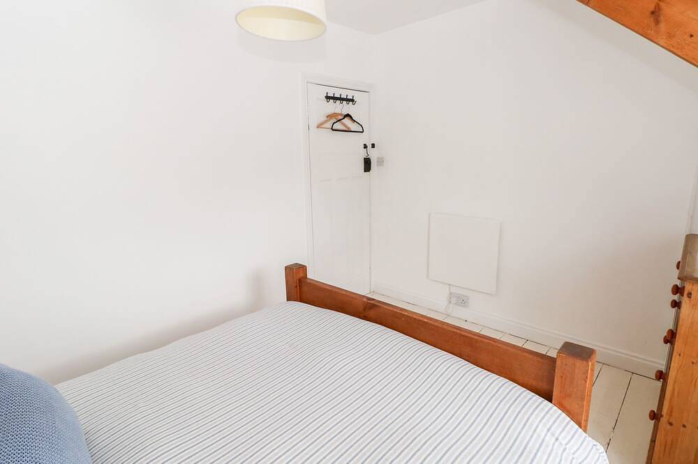 3 Bridge Villas, pet friendly, country holiday cottage in Narberth in Narberth, Pembrokeshire