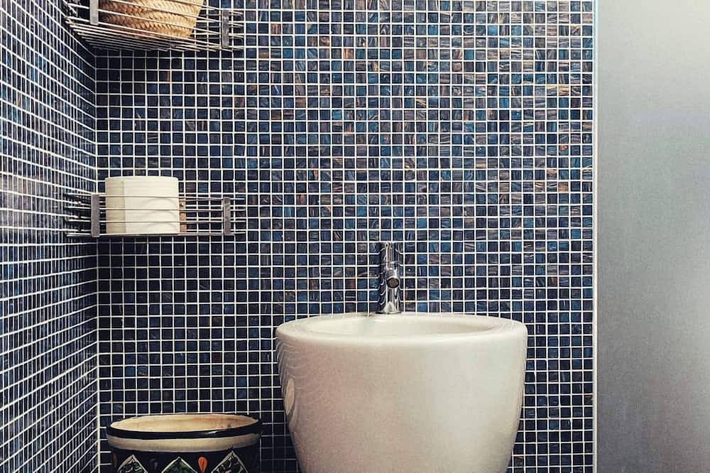 Green Oasis on Lake Iseo - House with Garden and Terrace 1 Minute from the Water in Lovere, Iseosee