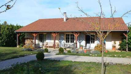 Gîte pour 6 personnes, avec terrasse ainsi que piscine et jardin, animaux acceptés à Lanzac