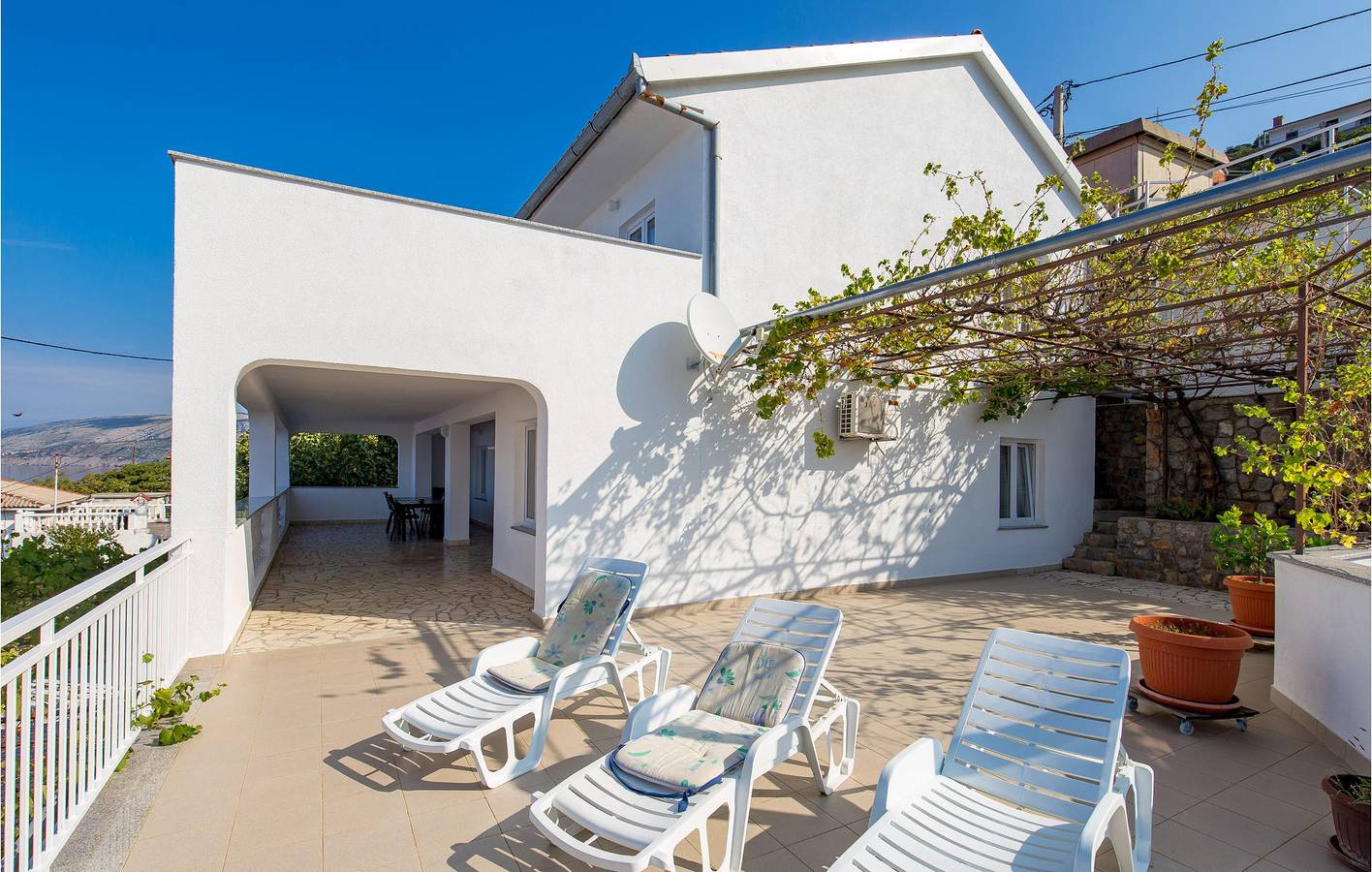 Ganze Ferienwohnung, Ferienwohnung für 5 Personen mit Terrasse in Sveti Juraj, Naturpark Velebit