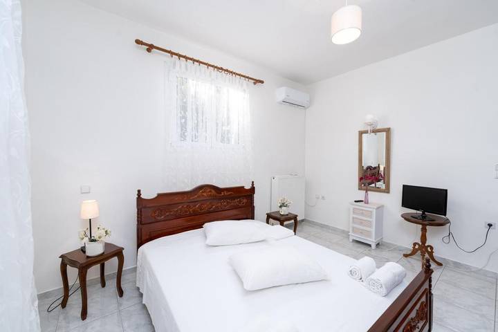 Gîte pour 2 personnes, avec balcon ainsi que vue et jardin dans Selianitika