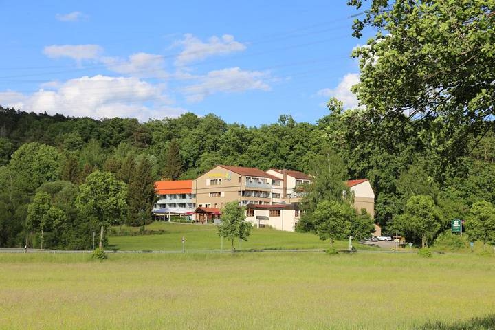 Hotel für 2 Personen, mit Balkon und Terrasse sowie Whirlpool und Pool in Bebra