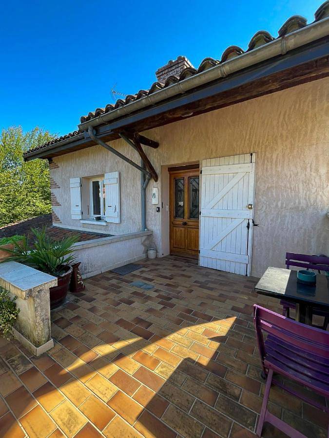 Gîte pour 4 personnes, avec terrasse et jardin à Polliat