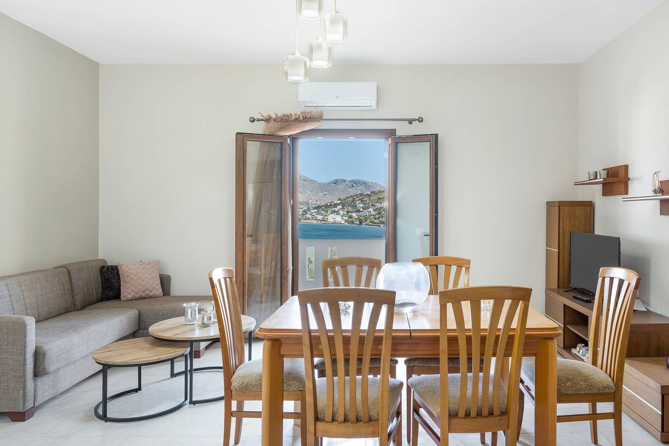 Entire apartment, Apartment 'Akrogiali House Drimonas' with Sea View, Wi-Fi and Air Conditioning in Leros