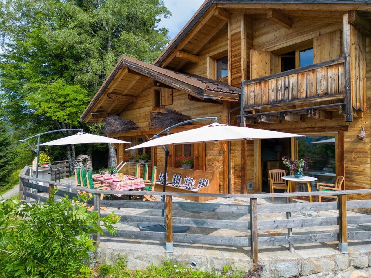 Chalet Bachal – Alpine Views in Manigod, Private Jacuzzi and Shared Pool in Manigod, Annecy region