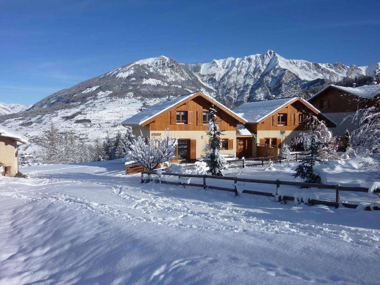 Chalet 'Garrigue Au Pied Des Pistes' with Mountain View, Shared Pool and Wi-Fi in Les Orres, Écrins National Park
