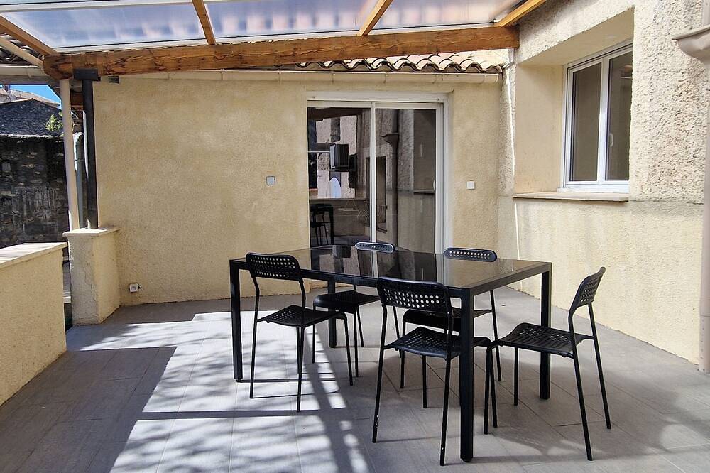 Appartement entier, Hub pour visites touristiques, culturelles et des baignades, cour, vue et privé in Magalas, Côte méditerranéenne (France)