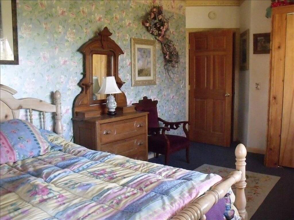 Kasilof Log Accent Bed & Breakfast mit Blick auf die Berge in Kenai Peninsula