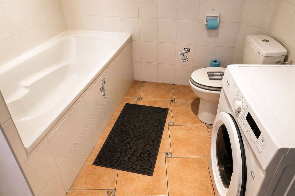 Appartement entier, Le Saint-Roch : Appartement cosy avec terrasse privée en plein centre-ville in Issoudun, Région d'Issoudun