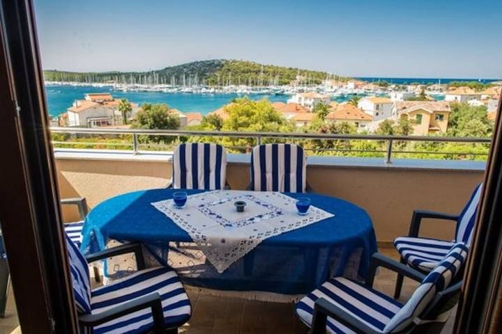 Vakantiehuis voor 10 personen, met balkon/terras en zwembad in Rogoznica