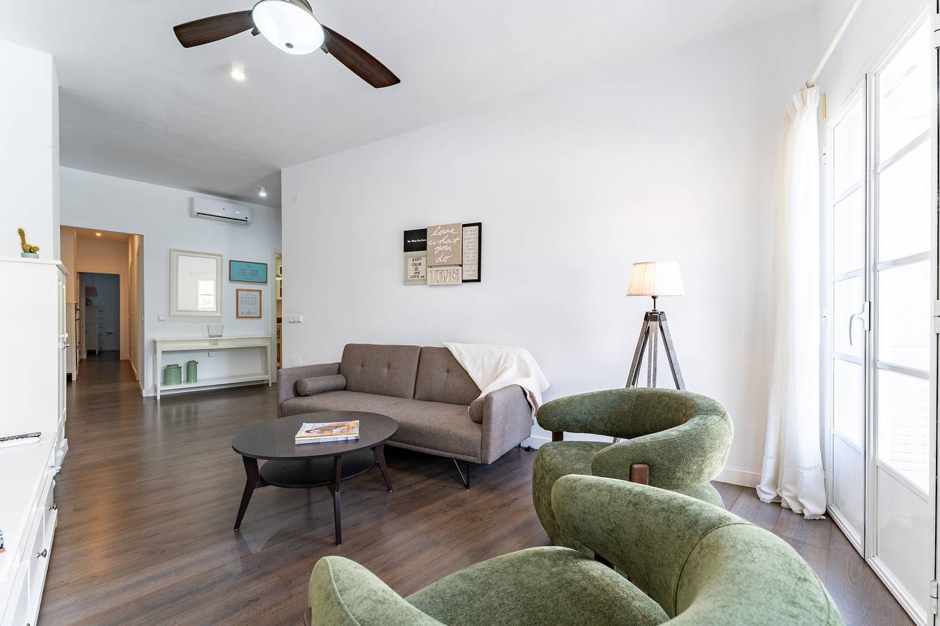 Apartamento entero, Apartamento 'Atarazanas Suite 2 dormitorios' con balcón, Wi-Fi y aire acondicionado in Malaga Centro Historico, Málaga