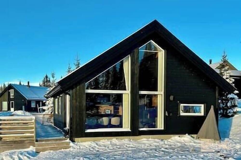 Cozy cabin on Sjusjølia by the trail network/sauna in Sjusjoen, Ringsaker
