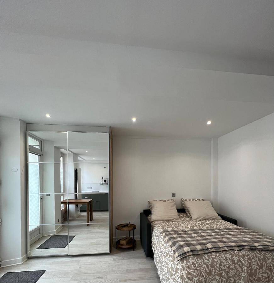 Double Room with Private Bathroom in Viroflay, Yvelines