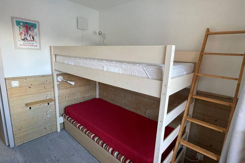 Apartamento entero, 50m from ski slopes, 3rd floor, view forest, balcony, tv, ski locker, 27m², La Tania in La Tania, La Perrière