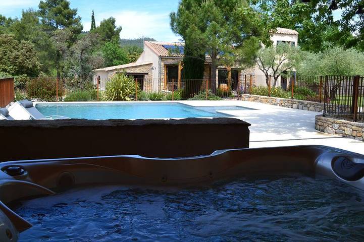 Location de vacances pour 6 personnes, avec Jacuzzi ainsi que Terrasse et Jardin à Claret