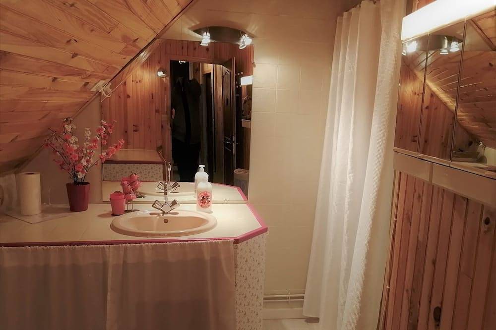 Gîte à Anglards de Salers ⭐⭐⭐ avec lits faits et wifi. in Anglards-de-Salers, Parc naturel régional des Volcans d'Auvergne