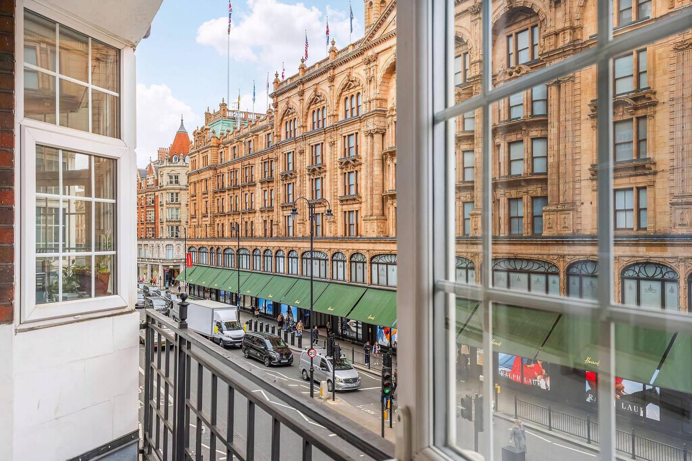 Entire apartment, Guestready - Chic London Retreat with Balcony in London, South East England