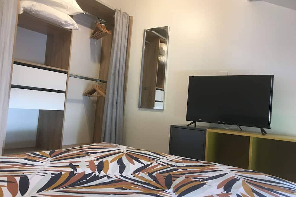 Entire apartment, Duplex with bioclimatic pergola jacuzzi in town in Tarbes, Hautes-Pyrénées