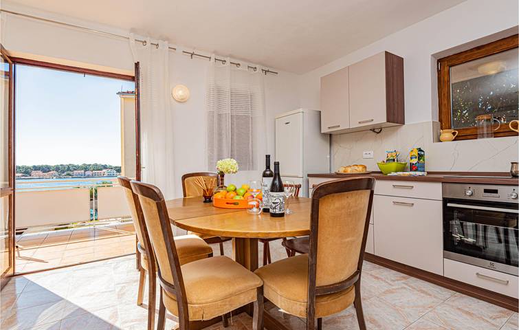 Ganze Ferienwohnung, Urlaub am Meer: Modernes Apartment mit Terrasse und WLAN, nur wenige Schritte vom Strand entfernt in Plaža hotela Spongiola, Brodarica