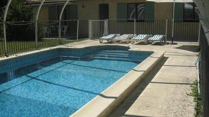 Gîte pour 7 personnes, avec terrasse et piscine ainsi que jardin et jacuzzi à Serres-et-Montguyard