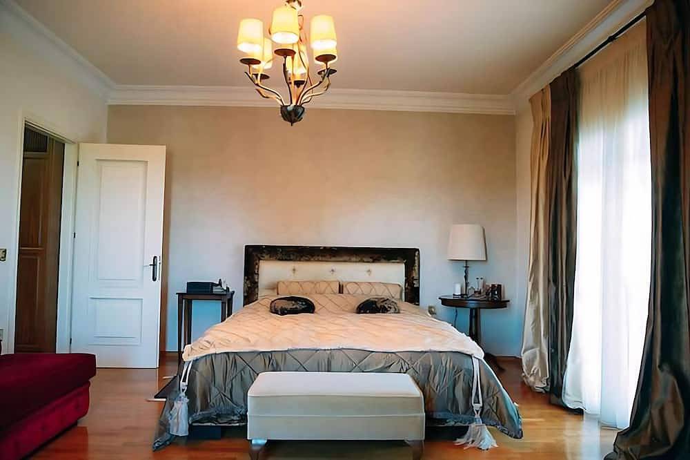 Spacious Luxury Villa with Private Pool & Lush Gardens – Close to City & Beach in Alexandroupolis, Evros