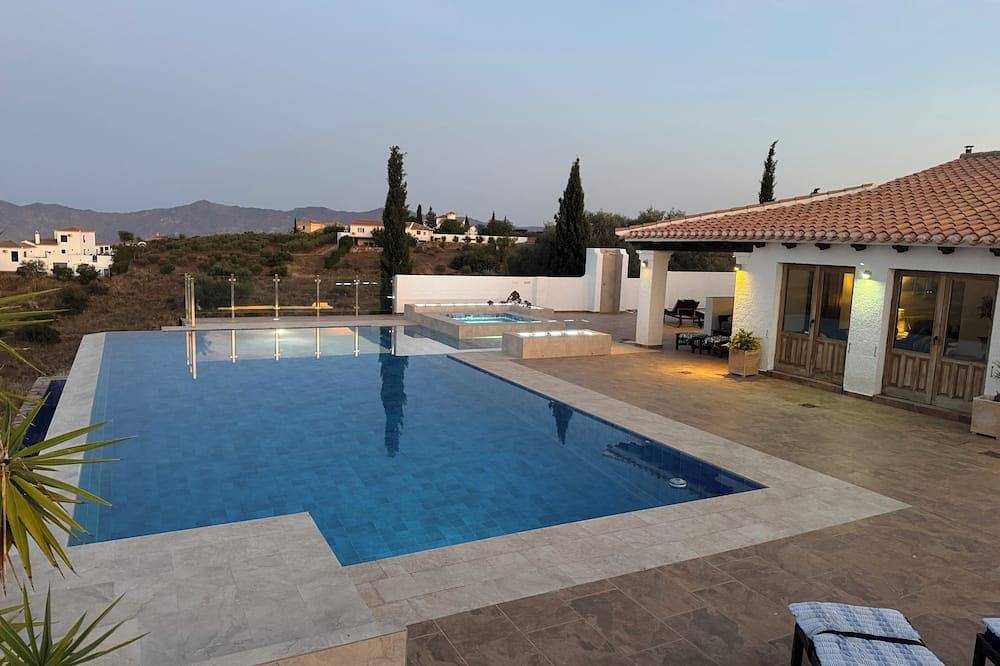 Luxuriöse Villa mit 5 Betten, 3 Bädern, separatem Infinity-Pool / Whirlpool und Spielbereich. in Bédar, Cordillera Penibética