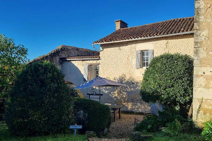 Location de vacances pour 6 personnes, avec jardin et piscine à Salles-Lavalette
