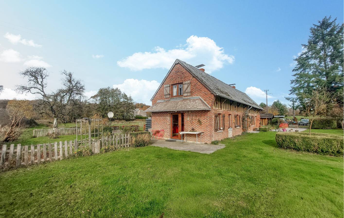 Retraite confortable dans un jardin avec WiFi, parking et cheminée in La Neuville-aux-Joûtes, Parc naturel régional des Ardennes