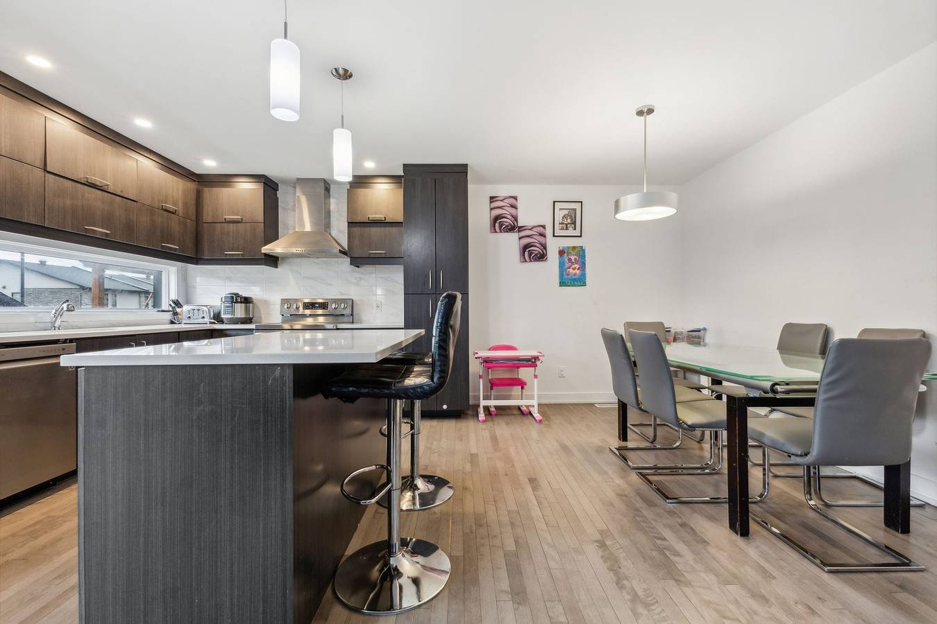 Disfrute de un interior luminoso y acogedor con comodidad in Gatineau, Quebec