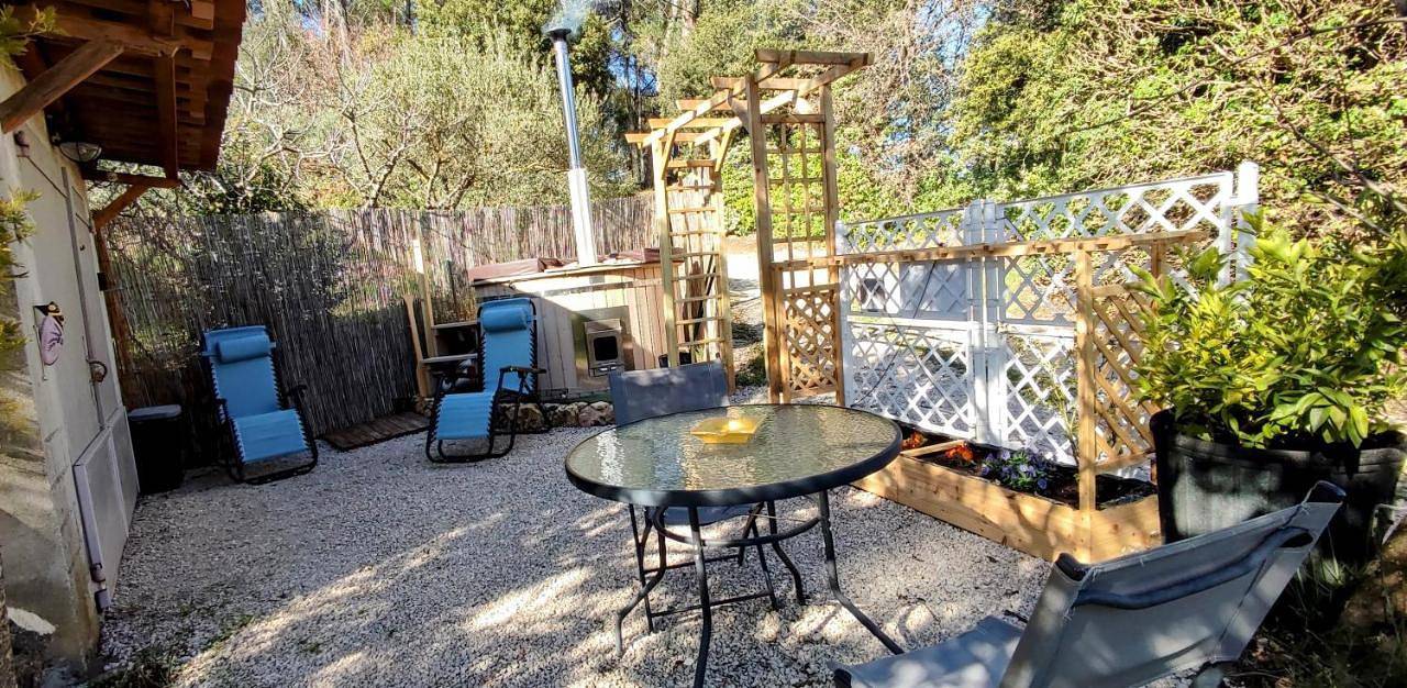 Twin Room with Terrace in Barjols, Région de Brignoles