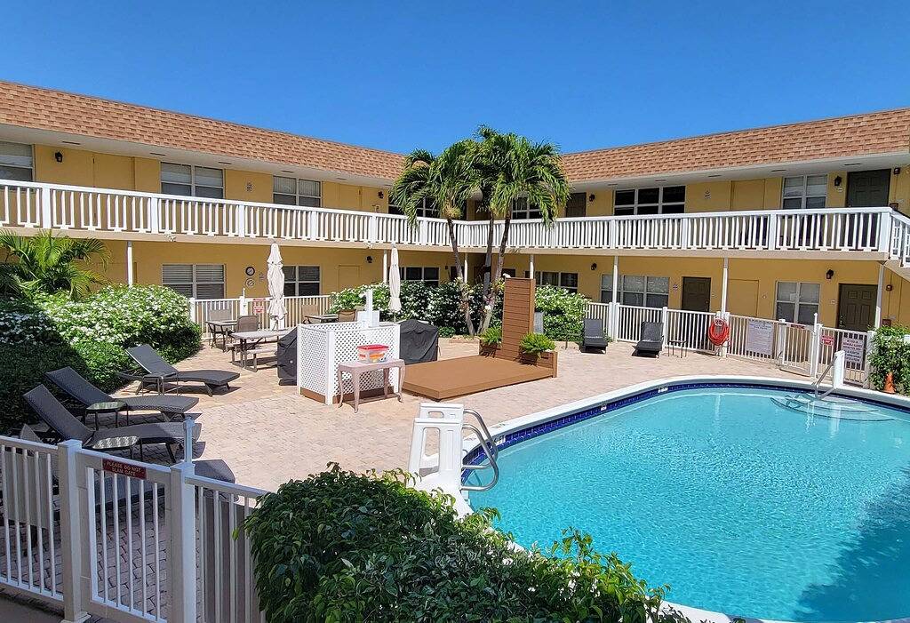 Ganze Wohnung, Comfortable Condo with Pool & Fishing Dock – Walk to the Beach, No Car Needed! in Pompano Beach, Broward County