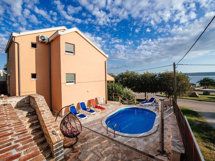 Ferienhaus für 10 Personen, mit Balkon/Terrasse und Balkon sowie Garten und Pool in Jasenice